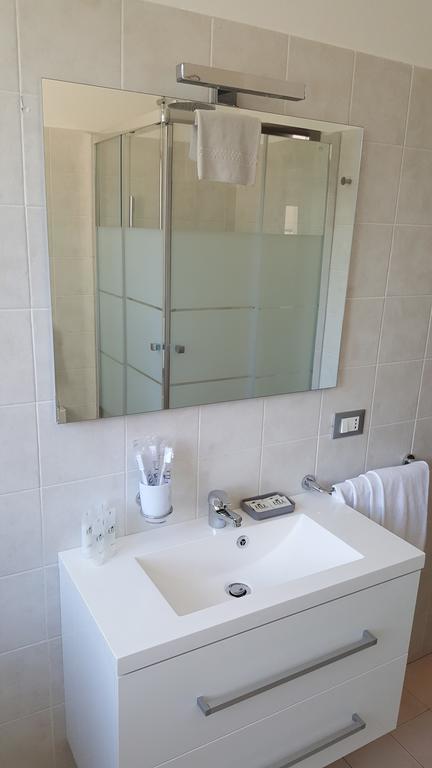 Appartamento Basic Zona Lago เลคโค ภายนอก รูปภาพ